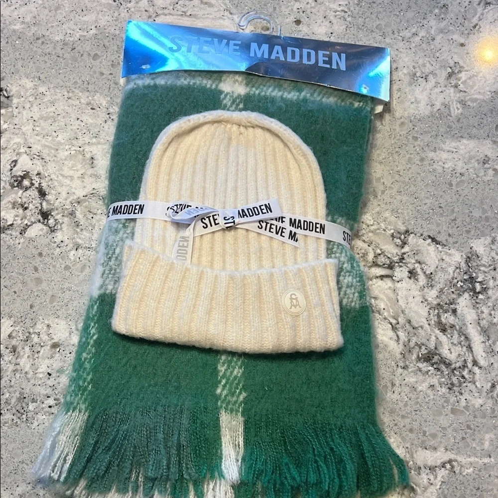 NWT Steve Madden Green and White Winter Set Hat and Scarf